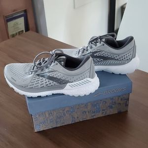 Brooks Adrenaline GTS 21. 7.5 B